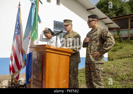 Le colonel des marines américain Michael H. Oppenheim, le commandant de marine à des fins spéciales du Groupe de travail air-sol - région Sud, donne son mot d'ouverture avant la coupe du ruban et de transfert de clés sur un site de construction où les Marines ont travaillé ensemble avec les ingénieurs du Guatemala à La Paz, le Guatemala, le 6 août 2018 . Les Marines et les marins d'SPMAGTF-SC mènent la coopération de sécurité et de formation projets d'ingénierie avec des forces militaires de la nation d'Amérique centrale et du Sud. L'unité est également prêt à fournir une aide humanitaire et des secours en cas d'h Banque D'Images