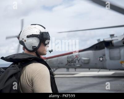 Océan Atlantique (16 août 2000 3, 2018) Naval Air Crewman (hélicoptère) 3e classe Daniel Sawitsky, de Jackson, New Jersey, se prépare à bord d'un Sea Hawk MH-60S, qui est joint à l'Escadron d'hélicoptères de combat de la mer 9, embarquée à bord du porte-avions USS George H. W. Bush (CVN 77). Le navire est en cours d'entraînement de routine des exercices pour maintenir l'état de préparation de l'opérateur. Banque D'Images