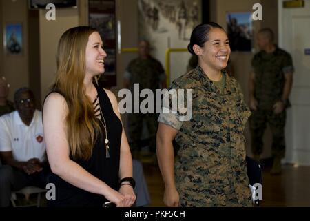 Les membres du service des États-Unis et les civils assister à la soirée de remise des prix au Marine Corps Recruter Depot San Diego, Californie, le 8 août 2018. La cérémonie a eu lieu en l'honneur de la Marine et des marins qui ont reçu le service membre du trimestre award pour leurs réalisations au 3e trimestre de l'exercice 18 Banque D'Images