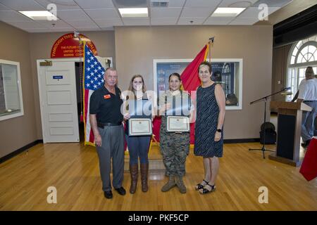 Les membres du service des États-Unis et les civils assister à la soirée de remise des prix au Marine Corps Recruter Depot San Diego, Californie, le 8 août 2018. La cérémonie a eu lieu en l'honneur de la Marine et des marins qui ont reçu le service membre du trimestre award pour leurs réalisations au 3e trimestre de l'exercice 18 Banque D'Images