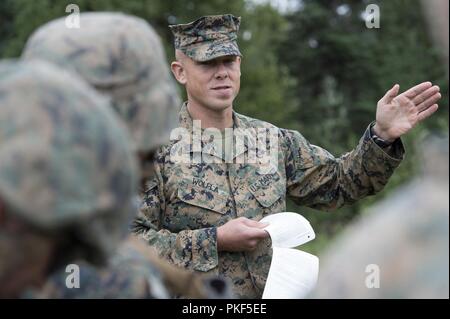 Le sergent du Corps des Marines des États-Unis. Andrew Wolfla, affecté à la 4e Division de marines, offre une gamme de sécurité bref Marines avec la Compagnie Charlie, 1er Bataillon, 23e Régiment de Marines avant d'effectuer un tir de tir réel au cours de la 4e Division de marines Super Squad concours tenu à Joint Base Elmendorf-Richardson, Alaska, le 6 août 2018. Au cours de la concurrence de plusieurs jours, d'escouades de 1er et 3e bataillons, 23e Régiment de Marines et 1er Bataillon, 24e Régiment de Marines, exercé leurs compétences techniques et tactiques en participant à des événements qui a mis en évidence les opérations de défense/offensive, patr Banque D'Images