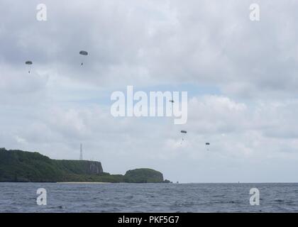 Les soldats de l'armée australienne effectuer sauts en ligne statique au cours de la formation au niveau de l'unité 'Pyrocrab' base navale à Guam, le 6 août 2018. Pyrocrab est une bi-niveau de l'unité, une formation qui porte sur le renforcement des relations et de renforcer l'interopérabilité entre les forces de la Marine américaine et australienne. EODMU-5 est attribuée à commandant de la Force 75, la task force expéditionnaire principale responsable de la planification et l'exécution des opérations fluviales côtières, des explosifs et munitions, d'ingénierie et de construction, plongée sous-marine et de construction dans la 7e flotte américaine zone d'opérations. Banque D'Images