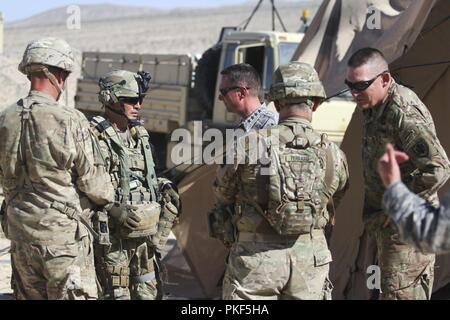 Le général Joseph Lengyel, chef, Bureau de la Garde nationale, s'entretient avec la commande Sgt. Le major Randall Pritts du 56e Stryker Brigade Combat Team6 août au Centre National d'entraînement, Fort Irwin, en Californie. Sgt Commande Le major Christopher Kepner, Senior Advisor fait appel au chef du Bureau de la Garde nationale, s'entretient avec le Colonel Marc. Ferraro, 28e Division d'infanterie, commandant du détachement arrière, au premier plan. Banque D'Images