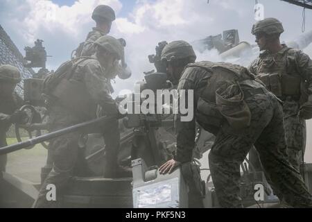 Avec Alpha marine Batterie, 3e Bataillon, 12e Régiment de Marines, 3e Division de marines, le feu la M777A2 155mm Howitzer Artillery pendant le programme de formation de réinstallation 18-2 du 5 août 2018, sur Camp YMA, Yausubetsu aires de manoeuvre, Hokkaido, Japon. L'ARTP 18-2 est financé par le Japon, un exercice d'entraînement de routine qui permet aux Marines avec 3e Bataillon, 12e Régiment de Marines, 3e Division de marines, III Marine Expeditionary Force, basé à Camp Hansen, Okinawa, Japon, de procéder à l'entraînement au tir réel au Japon. Banque D'Images