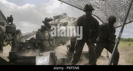 Avec Alpha marine Batterie, 3e Bataillon, 12e Régiment de Marines, 3e Division de marines, rechargez le M777A2 155mm Howitzer avant que la fumée peut clairement au cours du programme de formation à la réinstallation d'artillerie 18-2 du 5 août 2018, sur Camp YMA, Yausubetsu aires de manoeuvre, Hokkaido, Japon. L'ARTP 18-2 est financé par le Japon, un exercice d'entraînement de routine qui permet aux Marines avec 3e Bataillon, 12e Régiment de Marines, 3e Division de marines, III Marine Expeditionary Force, basé à Camp Hansen, Okinawa, Japon, de procéder à l'entraînement au tir réel au Japon. Banque D'Images