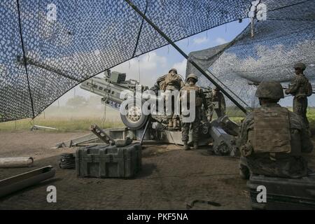 Avec Alpha marine Batterie, 3e Bataillon, 12e Régiment de Marines, 3e Division de marines, à préparer le feu M777A2 155mm Howitzer Artillery pendant le programme de formation de réinstallation 18-2 du 5 août 2018, sur Camp YMA, Yausubetsu aires de manoeuvre, Hokkaido, Japon. L'ARTP 18-2 est financé par le Japon, un exercice d'entraînement de routine qui permet aux Marines avec 3e Bataillon, 12e Régiment de Marines, 3e Division de marines, III Marine Expeditionary Force, basé à Camp Hansen, Okinawa, Japon, de procéder à l'entraînement au tir réel au Japon. Banque D'Images