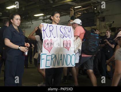 L'OCÉAN ATLANTIQUE (7 août 2018) Les marins se réjouissent de leurs amis et des membres de la famille à stockage véhicule inférieur à bord de la classe Wasp-navire d'assaut amphibie USS Iwo Jima (DG 7), le 7 août 2018. Iwo Jima est l'hôte de 269 amis et membres de la famille pour une croisière Tiger lors d'un déploiement avec son groupe amphibie à l'appui d'opérations de sécurité maritime et les efforts de coopération en matière de sécurité dans le théâtre en Europe et au Moyen-Orient. Banque D'Images