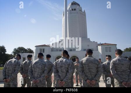 Le colonel de l'US Air Force Thomas Miner, commandant du Groupe des forces de sécurité, parle à un SF membres avant d'annoncer l'air de l'éducation et de la formation de l'équipe défi commande Defender 27 juillet 2018, at Joint Base San Antonio-Randolph, Texas. Defender Challenge est une compétition qui oppose les forces de sécurité contre les autres équipes en armes réalistes, opérations débarquées et relais divers événements spéciaux. Banque D'Images