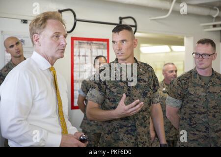 Sous Secrétaire de la marine Thomas B. Modly parle avec les Marines du société Delta, 1er bataillon de formation des recrues, au cours d'une visite de Marine Corps Recruter Depot San Diego, le 7 août. La visite ont permis de mieux comprendre les processus de formation de base du Marine Corps. Banque D'Images