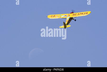 Kent Pietsch, airshow pilot, effectue des manœuvres aériennes dans son avion pendant la journée voisins du Nord et de l'espace Air Show à la base aérienne de Minot, Dakota du Nord, le 4 août 2018. L'événement présentait des démonstrations aériennes par l'US Air Force Thunderbirds, Carlton Glider, B-25 Mitchell, T-33 Acemaker et plus encore. Banque D'Images