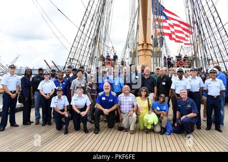 Les garde-côte de barque Eagle's crew recueillir avec la collectivité locale et les membres de l'industrie pour une photo de groupe sur le pont de l'aigle 3 Août, 2018 à Norfolk, en Virginie. La communauté locale et les membres de l'industrie était composé de personnes issues des minorités au service des Institutions, Norfolk State University, l'Université d'état d'Elizabeth City, l'établissement Hampton University et Virginia State University. La Garde côtière américaine Banque D'Images