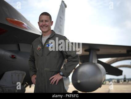 Le lieutenant-colonel John Caldwell, 28e Escadron d'essai et d'évaluation, commandant de la 53e Escadre, a été choisie pour diriger la U.S. Air Force Thunderbirds que Thunderbird n°1 pour la saison 2019 de démonstration aérienne. Thunderbird 1, le commandant de l'escadron et leader dirige plus de 120 hommes, 11 officiers, et laisse tous les vols de démonstration. Les Thunderbirds servir d'Amérique du Nord e escadron de démonstration aérienne. Banque D'Images