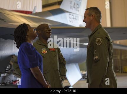 Le major-général Peter Gersten, U.S. Air Force, commandant du Centre de guerre Travolis accueille le Colonel Simmons, 57e commandant du Groupe tactique avancée, et son épouse, Mme Simmons, après une cérémonie de passation de commandement à la Nellis Air Force Base, Nevada, le 8 août 2018. La 57e ATG prépare l'armée de gagner la guerre de la nation en fournissant des leaders qui savent, d'enseigner et de reproduire l'ennemi. Banque D'Images