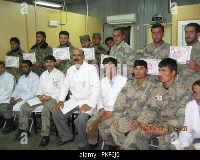 La province de Helmand, Afghanistan -- "je veux aider mon pays, c'est mon travail," a déclaré le Dr Mohammad Aqa Wafa, chef médecin chirurgicale avec la Zone 505ème de la Police nationale afghane (PNA) dans la province d'Helmand, en Afghanistan. Wafa a servi 31 ans avec les forces nationales de défense nationale et Forces canadiennes (ANDSF Secruity) dans la province de Helmand tant avec l'ANP et la frontière afghane Force (ABF), d'aider à fournir des soins médicaux aux blessés ANDSF personel pour les remettre dans la lutte et d'assurer la sécurité de la population. Wafa a conduit la construction et la mise en place d'un nouvel hôpital dans ANDSF la 505ème siège Zone à dix Banque D'Images