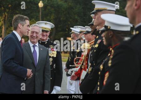 De gauche à droite : Le Très Honorable Gavin Williamson, député, secrétaire d'État à la défense du Royaume-Uni, Secrétaire James N. Mattis, Ministère de la Défense et le général Glenn M. Walters, commandant adjoint de la Marine Corps des Marines salue lors d'une Parade au coucher du soleil mardi au Lincoln Memorial, Washington D.C., 7 août 2018. Williamson a été l'invité d'honneur et Walters a été l'accueil pour le défilé officiel. Banque D'Images