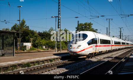 À Mullheim, Baden-Wurttemberg, Allemagne - 30 juillet 2018 : GLACE 3 Intercity-Express train à grande vitesse de la Deutsche Bahn (DB) en passant le fer à Mullheim Banque D'Images