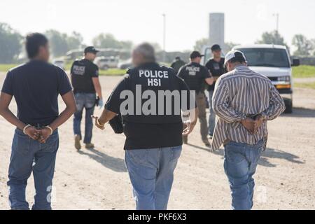 Les agents spéciaux de U.S. Immigration and Customs Enforcement (ICE) Homeland Security Investigations (HSI) a exécuté une série de mandats d'criminel mercredi pour diverses personnes connecté à un complot lié à l'exploitation des travailleurs étrangers illégaux pour les bénéfices, de fraude, de fraude, et le blanchiment au Nebraska et au Minnesota. Banque D'Images