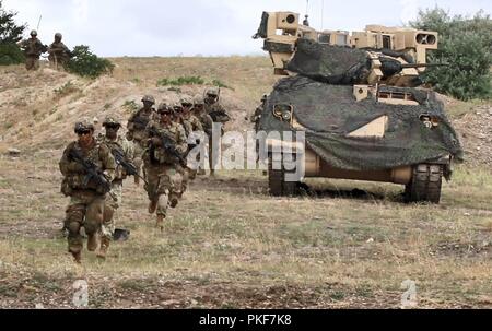 Les soldats du 3e Escadron, 2e régiment de cavalerie a participé à un exercice d'entraînement combiné Champ multinationales 6 août de Vaziani Domaine de formation, la Géorgie pendant 18 Partenaire Noble. Noble est un partenaire 2018 Forces armées géorgiennes et l'Europe de l'armée américaine a conduit à l'exercice dans sa quatrième itération. L'exercice est destiné à soutenir et à renforcer les nations participantes, géorgienne, partenaires régionaux et le prêt et l'interopérabilité au cours d'une opération de formation multinationale. Partenaire 2018 Noble sera menée de Vaziani et Camp Norio secteurs d'entraînement en Géorgie 1-15 août. Banque D'Images