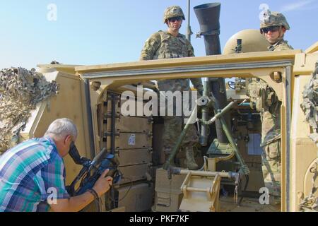 L'ARMÉE AMÉRICAINE Pvt. Jacob L. BEIER, et SPC. Patrick J. Peltier, affecté à l'infanterie de tir indirect Comanche Troop, 1er Escadron, 7e régiment de cavalerie, 1st Armored Brigade Combat Team, 1re Division de cavalerie, se préparer pour simuler un mortier leur M1064 porte mortier au cours d'une journée de formation à l'unité d'observation de la zone centrale de formation à Várpalota, Hongrie, 3 août 2018. Troupe Comanche a invité l'Ambassadeur des États-Unis à la Hongrie David B. Cornstein, les maires des villes voisines de la zone d'entraînement, des soldats hongrois et les médias hongrois pour voir des expositions statiques et des démonstrations de véhicules, Banque D'Images