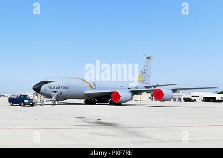 SELFRIDGE Air National Guard Base, Mich.-- aviateurs avec 191e Escadron de maintenance des aéronefs, effectuez une inspection de routine sur un KC-135 Stratotanker ici sur le 8 août 2018. Des inspections régulières sont effectuées avant de prendre son envol pour s'assurer que l'équipage est prêt à répondre aux demandes de ravitaillement sur une base quotidienne. Banque D'Images