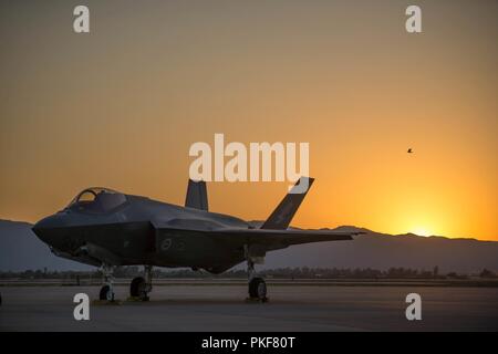 Le soleil se couche derrière la Royal Australian Air Force F-35A II Éclairage à Luke Air Force Base, en Arizona, le 6 août 2018. Le premier F-35 en Australie est arrivé à Luke AFB en décembre 2014. En ce moment six Australian F-35's sont affectés à la 61e Escadron de chasse où leurs pilotes aux côtés de la U.S. Air Force pilotes. Banque D'Images