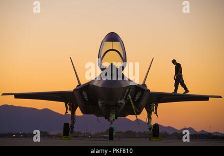 Un aviateur de la Royal Australian Air Force marche sur l'aile d'un F-35A Lightning II à Luke Air Force Base, en Arizona, le 6 août 2018. Le premier F-35 en Australie est arrivé à Luke AFB en décembre 2014. En ce moment six Australian F-35's sont affectés à la 61e Escadron de chasse où leurs pilotes aux côtés de la U.S. Air Force pilotes. Banque D'Images
