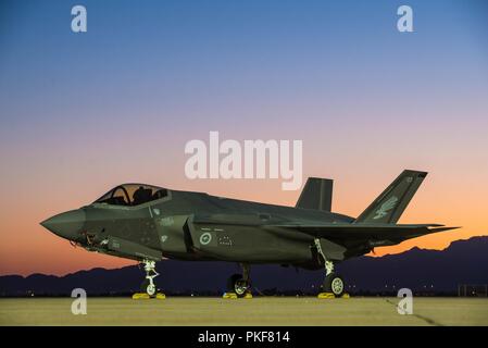 Le soleil se couche derrière la Royal Australian Air Force F-35A Lightning II à Luke Air Force Base, en Arizona, le 6 août 2018. Le premier F-35 en Australie est arrivé à Luke AFB en décembre 2014. En ce moment six Australian F-35's sont affectés à la 61e Escadron de chasse où leurs pilotes aux côtés de la U.S. Air Force pilotes. Banque D'Images
