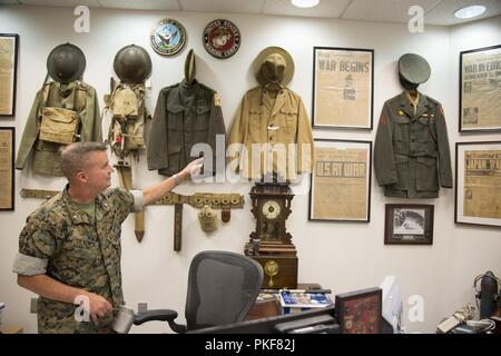 Le Lieutenant-Colonel Timothy Silkowski est le nouveau directeur général du Marine Corps Base Barstow, Californie l'ancien directeur de la Division de l'appui de la flotte est un historien passionné et un collectionneur de souvenirs militaires. Le journal vintage annonçant le début de la Seconde Guerre mondiale et un autre du bâti en déclarant la fin de la guerre, les deux festoon les murs de son nouveau bureau au quartier général de commandement, bâtiment 15. Banque D'Images