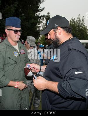 Detroit Lions Head coach Matt Patricia reçoit un patch du sergent-major de l'US Air Force. Justin Engle, 22e Escadron de transport aérien, Travis Air Force Base, en Californie, après leur pratique dans la Napa Valley, Californie, le 7 août 2018. L'Oakland Raiders invité à participer au camp d'aviateurs Travis et ont été traités à une mêlée entre les Raiders et les Lions et un service d'accueil et séance d'autographes avec les joueurs et les entraîneurs des deux équipes. Banque D'Images