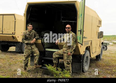 ROGERS CITY, Michigan) - L'Armée de la CPS. Jacob Jensen et le sergent de l'armée. Jarrod Hogan, médecins de la 134e Compagnie médicale, Johnston, de l'Iowa, préparer une ambulance capables de transporter quatre litières à la carrière de calcite Carmeuse le 7 août 2018. La carrière a été le site de combat tactique interarmées et d'exercices de formation, cadre de l'exercice Northern Strike 18 en cours dans le nord du Michigan ce mois-ci. Northern Strike est un bureau de la Garde nationale de l'exercice de l'Union environ 5 000 Armée, Aviation, Marine, et internationales les membres en service de 20 membres et huit pays de la coalition de ce mois, à une Banque D'Images