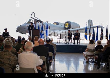 U.S. Air Force Général James Holmes, commandant, de l'Air Combat Command, prononce une allocution lors d'un 12e Air Force (AFSOUTH) Cérémonie de passation de commandement le 3 août 2018, à la base aérienne Davis-Monthan Air Force Base, en Arizona. U.S. Air Force Le Lieutenant-général Mark Kelly a quitté le commandement de la 12e Air Force (AFSOUTH) au major général Andrew Croft durant la cérémonie. Banque D'Images