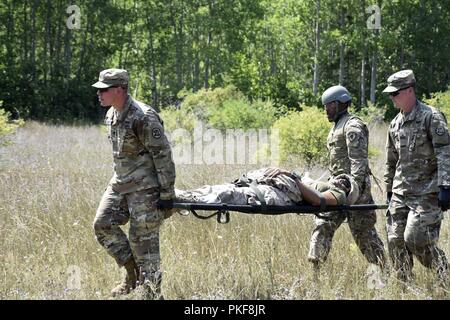 Les techniciens médicaux de la 134e Compagnie médicale, Camp Dodge, Iowa, et 2-135e soutien général Aviation Battalion, Aroura, Co., tirer les accidents simulés d'un exercice à l'environnement de l'écrasement de calcite, carrière Carmeuse Rogers City, Michigan, le 9 août 2018. La formation a aidé les médecins avec le traitement, le mouvement, et couvrir des blessés sous le feu dans un environnement de formation conjointe. 18 Northern Strike est une Garde nationale parrainée par le Bureau de l'exercice réunissant les membres en service de nombreux États, plusieurs branches de service et un certain nombre de pays de la coalition au cours des trois premières semaines d'août 2018 à t Banque D'Images