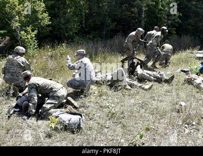 Les techniciens médicaux de la 134e Compagnie médicale, Camp Dodge, Iowa, et 2-135e soutien général Aviation Battalion, Aroura, Co., tirer les accidents simulés d'un exercice à l'environnement de l'écrasement de calcite, carrière Carmeuse Rogers City, Michigan, le 9 août 2018. La formation a aidé les médecins avec le traitement, le mouvement, et couvrir des blessés sous le feu dans un environnement de formation conjointe. 18 Northern Strike est une Garde nationale parrainée par le Bureau de l'exercice réunissant les membres en service de nombreux États, plusieurs branches de service et un certain nombre de pays de la coalition au cours des trois premières semaines d'août 2018 à t Banque D'Images