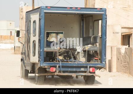 FORT IRWIN, en Californie - un 11e Régiment de cavalerie blindée Trooper tire une mitrailleuse montée sur M2 à partir de l'arrière d'un camion contre les éléments de voies de la Pennsylvanie, de la Garde nationale 56e Stryker Brigade Combat Team, 28e Division d'infanterie, le 8 août 2018. Cette phase du combat a contesté l'indépendance, la capacité de la brigade de capturer et de retenir un objectif en milieu urbain, contre une quasi-peer adversaire. Banque D'Images