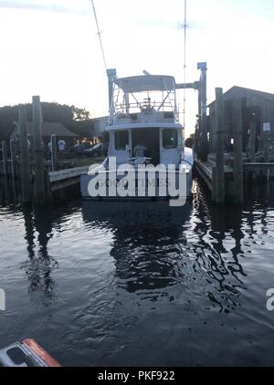 Hatteras Inlet Station de la Garde côtière canadienne les équipes de bateau à bord d'un bateau de sauvetage à moteur de 47 pieds et un 24 pieds pour des fins spéciales - l'eau peu profonde, fournir un soutien d'assèchement, le 9 août 2018, alors qu'ils escortent un bateau de 44 pieds qui prenait l'eau au port en entrée d'Hatteras, N.C. Photo de la Garde côtière des États-Unis. Banque D'Images