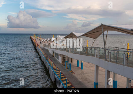 Ferry Pier à Playa del Carmen à Cozumel au coucher du soleil Banque D'Images