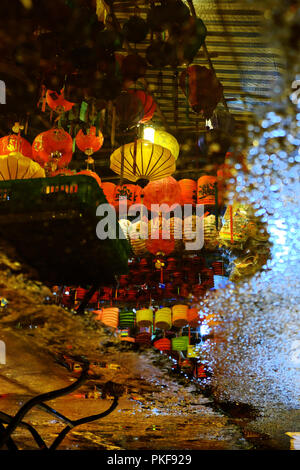 Réfléchir sur l'eau de surface lanternes lanterne faire fond avec amazing bokeh lights Banque D'Images