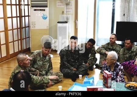 POCHEON, République de Corée -Lt. Le col Hyeonjoong Kim, 2e Division d'infanterie/ROK-U.S. L'aumônier de la Division combinés traite de l'objet de la visite avec les personnes âgées membres de la Kyeong-ro-dang (le premier centre communautaire) au cours de la division de l'affaire civile-led visite au centre comme une partie des forces américaines en Corée 8 août Programme bon voisin. Le Bon Voisin Programme vise à promouvoir l'amitié, de confiance et de compréhension mutuelle entre les membres de l'USFK et la République de Corée les citoyens grâce à des activités de bénévolat et de service. Banque D'Images