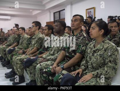 JAKARTA, INDONÉSIE (16 août 2000 10, 2018) - Les marins affectés à l'île de Whidbey-class landing ship dock USS Rushmore (LSD) et 47 membres de la marine indonésienne assister à la cérémonie d'ouverture de la coopération et de l'état de préparation de l'eau de la formation (CARAT) 2018. CARAT en Indonésie, en sa 24ème itération, est conçu pour accroître l'échange d'information et de coordination, de bâtir la capacité de combat de mutuelle et favoriser à long terme la coopération régionale permettant aux deux forces armées partenaire d'opérer efficacement ensemble comme une force maritime unifié. Banque D'Images