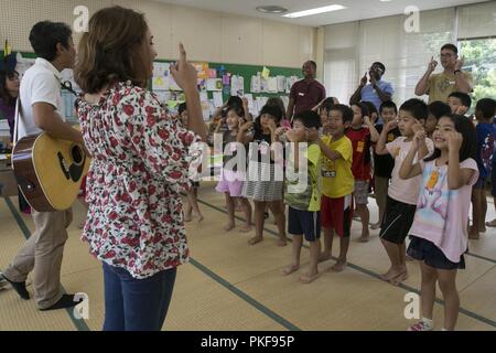 Le Cpl. Melissa Perez, une fourniture de commis d'administration du bataillon logistique de combat avec 31, 31e Marine Expeditionary Unit, joue un jeu avec les enfants du centre communautaire à Namisato, Okinawa, Japon, le 9 août 2018. Les relations communautaires événements 31e MEU Marines l'occasion de créer des liens avec les voisins et de contribuer aux communautés autour des installations du Corps des Marines. Banque D'Images