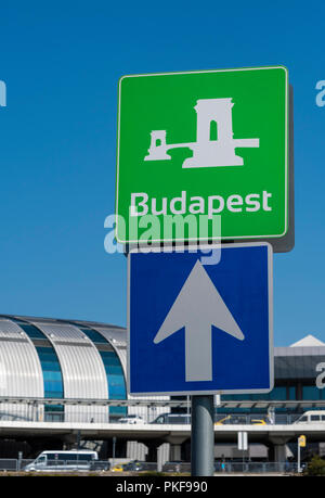 Budapest et une façon street signe avec l'Aéroport de Budapest bâtiment en arrière-plan Banque D'Images
