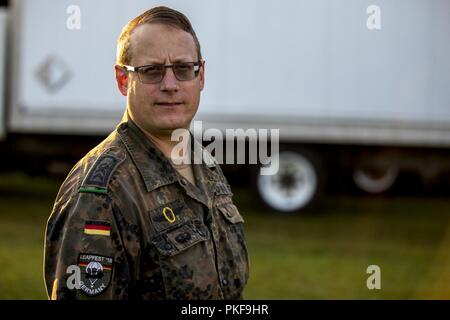 Bundeswehr Paratrooper, Timo Jochum, à partir de la 1re Brigade Luftlande Leapfest 2018 observe, à l'université de Rhode Island à West Kingston, R.I., 5 août 2018. Est le plus grand, le Leapfest plus ancien de l'international, formation en parachutisme en ligne statique de la concurrence et de l'événement organisé par le 56e commandement de troupes, la Garde nationale de Rhode Island, à promouvoir la formation technique de haut niveau et l'esprit de corps au sein de la communauté dans l'internationale. Plus de 300 parachutistes de neuf pays différents y participeront cette année. Banque D'Images