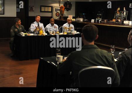 U.S. Air Force, le Général Patrick Doherty, 19e de la Force aérienne, parle à la 14e Escadre d'entraînement en vol de l'escadron à Columbus Air Force Base, au Mississippi le 6 août 2018. Doherty a discuté de la réforme de la 19ème Air Force Staff et comment cela va affecter positivement les membres de l'escadron. Banque D'Images