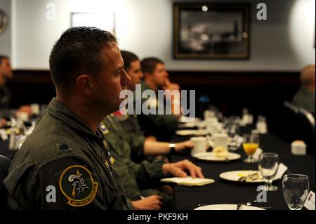 Commandants d'escadron de la 14e Escadre d'entraînement en vol de l'écouter au major général Patrick Doherty, 19e de la Force aérienne à Columbus Air Force Base, au Mississippi le 6 août 2018. Doherty a parlé de la façon dont la 19e Air Force veut avoir autant d'insight à l'escadron de niveau avec des problèmes afin de les résoudre plus rapidement et plus efficacement. Banque D'Images