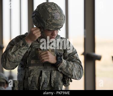 2e lieutenant Tryston Clark, 366e Escadron des Forces de sécurité, ajuste son casque antistatique avant de tirer son arme au cours de l'Air Combat Command test de qualification pour le Defender Challenge 2018 Le 30 juin 2018, à Mountain Home Air Force Base, Texas. Ce sera le premier défenseur Défi tenu par la U.S. Air Force en 14 ans. Banque D'Images