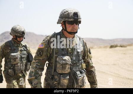 Le colonel James McCormack, commandant, commandement et le Sgt. Le major Andrew Campbell, 213e groupe d'appui régional, New York Garde nationale, naviguer dans le Dessert de Mojave en visitant des soldats de la compagnie de composite 1067th 9 août au Centre National d'entraînement, Fort Irwin, en Californie le 1067th fournit le transport actif pour les mouvements de l'équipement et le personnel de l'armée. Banque D'Images