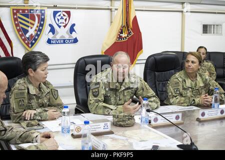 38e Brigade, le colonel commandant Soutien Kimberly M. Martindale héberge le lieutenant général Timothy J. Kadavy, Directeur de l'armée américaine, la Garde nationale et la garde nationale de l'armée d'Adjudant-chef du Commandement de Teresa A. Domeier au Camp Arifjan, au Koweït, le 10 août. Banque D'Images