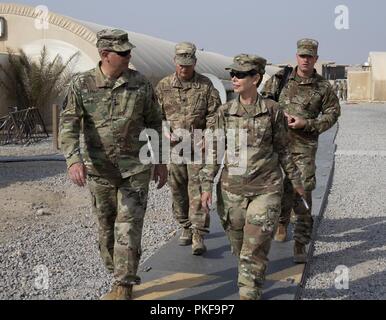 38e Brigade, le colonel commandant Soutien Kimberly M. Martindale conduit le Lieutenant Général Timothy J. Kadavy, Directeur de l'US Army National Guard, sur une visite de la zone de travail de la Brigade au cours de sa visite à la Brigade au Camp Arifjan, au Koweït, le 10 août. Banque D'Images