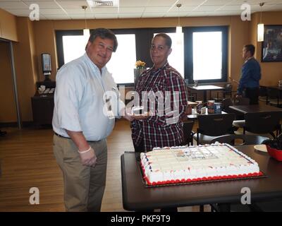 Anciens Combattants Canteen Service Manager A L Omaha Vamc Tom Ereth Fournit La Premiere Tranche De Gateau D Anniversaire Pour Le Vcs Adriane Adams L Informatique Clinique Annonce Pac Photo Stock Alamy