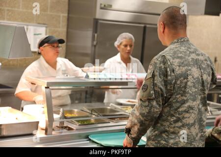 Un soldat reçoit une assiette de nourriture à partir d'un employé de l'entrepreneur avec DCT Inc. le 3 août 2018, dans la salle à manger dans le bâtiment 50 à Fort McCoy, Wisconsin chaque fois un grand exercice comme un exercice d'entraînement de soutien au combat a lieu à Fort McCoy, des milliers de troupes ont besoin d'être nourris. L'installation des services de restauration de l'équipe veille à ce que le besoin est toujours atteinte. Cette équipe comprend le Bureau de gestion du programme alimentaire et la gestion de l'offre de séjour avec l'Office de Fort McCoy Centre de préparation logistique ; la totalité des services alimentaires Inc. ; et l'entrepreneur DCT fournisseurs de produits alimentaires, tels que Sysco Foods de Baraboo, Wisconsin Banque D'Images